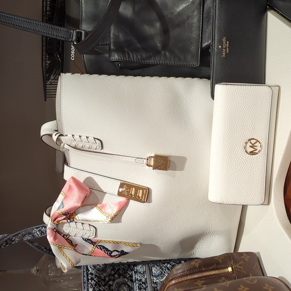 Michael Kors tote bag and wallet bundle..Minor Discoloration On The Back Of Bag. - Picture 1 of 5